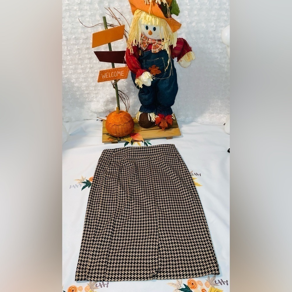 NWOT  NEW YORK & COMPANY XS SLIP ON PLAID SKIRT AVERAGE HEIGHT IS A MIDI